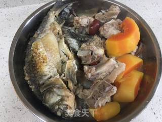 Pork Ribs Papaya Crucian Fish Soup recipe