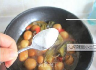 One Yuan to Create A Super Delicious Meal-braised Chili and Small Potatoes in Oil recipe