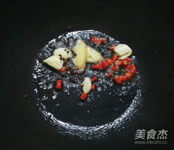 Stir-fried Small Seafood with Sauce recipe