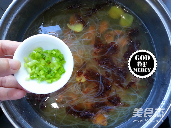 Seaweed and Scallop Pork Soup recipe