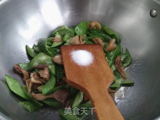 Stir-fried Loofah with White Mushrooms recipe