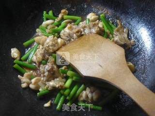 Stir-fried Bullfrog with Garlic Stalks recipe