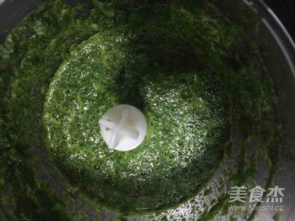 Spinach Noodles with Seafood and Egg recipe