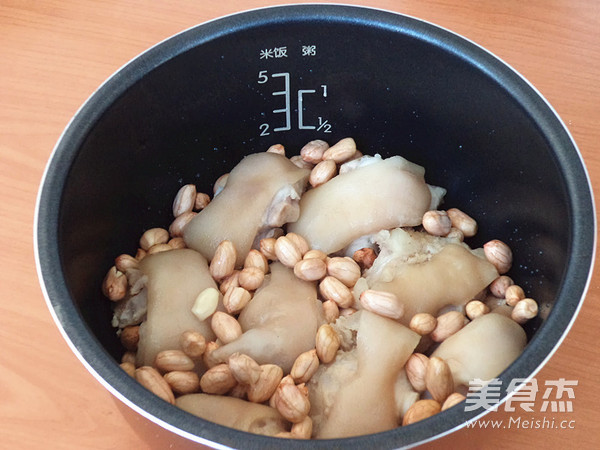 Pig's Trotters Stewed with Peanuts recipe