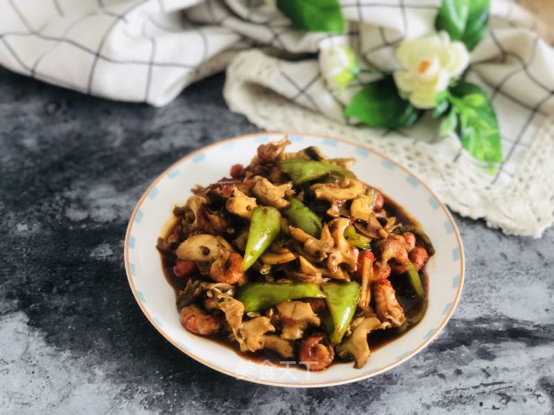 Spicy Stir-fried Conch with Crayfish recipe