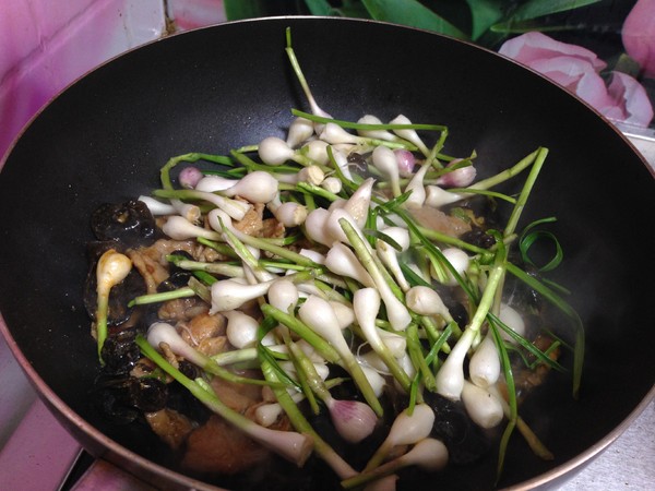 Stir-fried Pork with Wild Garlic recipe