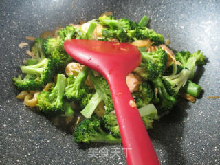 Stir-fried Broccoli with Duck Eggs and Shredded Mustard recipe
