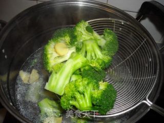 Broccoli with Garlic Abalone Sauce recipe