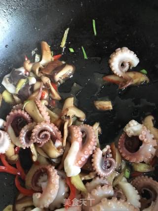 Fried Noodles with Octopus and Mushrooms recipe