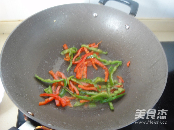 Stir-fried Noodles with Beef and Green Pepper recipe