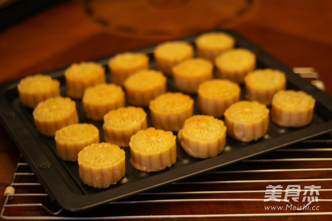 Mooncake with Lotus Seed Paste and Egg Yolk recipe