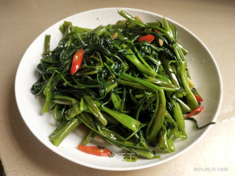 Spicy Stir-fried Water Spinach recipe