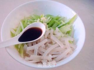 Lettuce Mixed with Pork Skin recipe