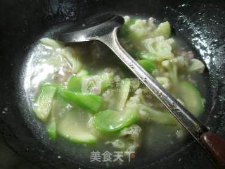Loofah and Cauliflower Soup with Minced Meat recipe