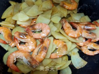 Fried Potato Chips with Green Shrimp recipe