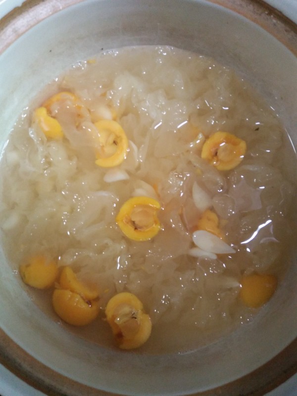 Loquat Tremella Lily Soup recipe