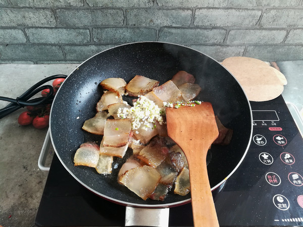 Stir-fried Bacon with Wild Celery recipe