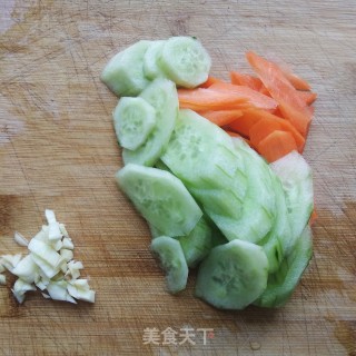 Stir-fried Crab Mushroom with Cucumber and Carrot recipe