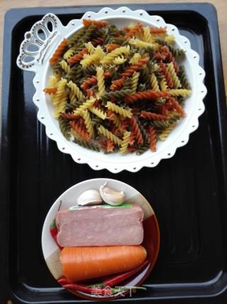 Stir-fried Pasta with Spicy Carrots and Ham recipe