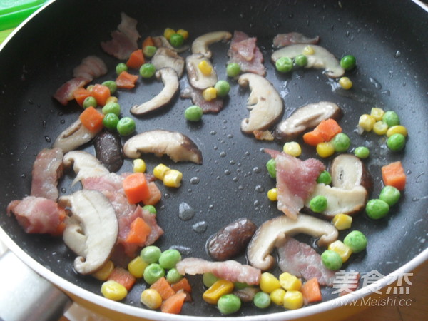 Quick Pizza with Mushrooms, Bacon and Mixed Vegetables recipe