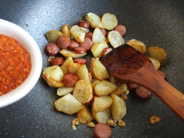 Spicy Potato Wedges and Black Pepper Beef Sausage recipe