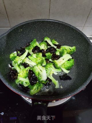 Stir-fried Black Fungus with Broccoli recipe
