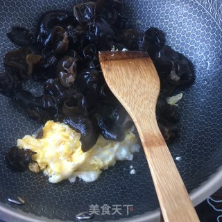 Scrambled Eggs with Chives and Fungus recipe
