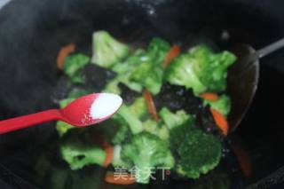 Stir-fried Broccoli with Black Fungus and Carrots recipe