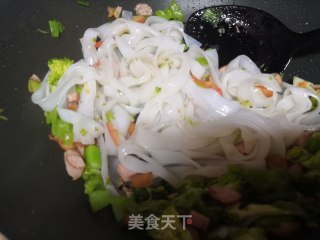 Fried Hor Fun with Broccoli Sausage recipe