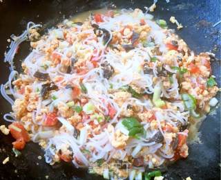 Stir-fried Rice Noodles with Tomato, Egg, Fungus recipe