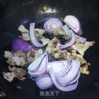 Braised Seaweed with Pork Belly and Onion recipe