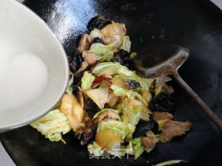 Stir-fried Pork with Cabbage and Fungus recipe