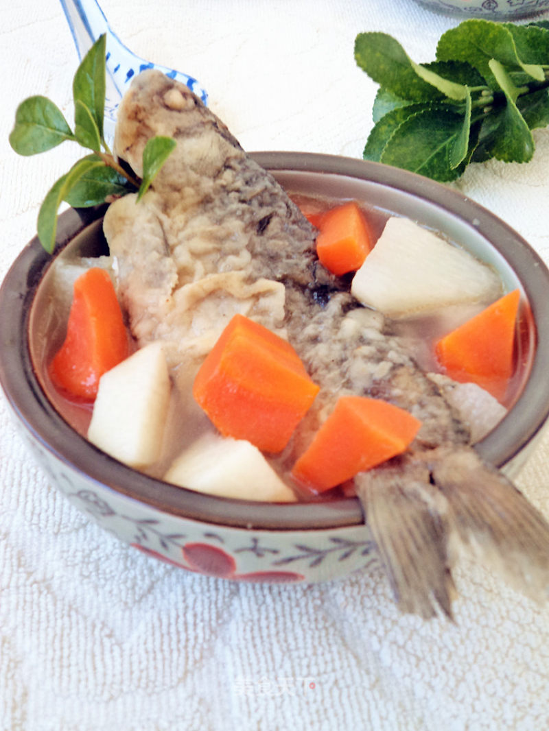 Carrot, Yam and Crucian Carp Soup recipe