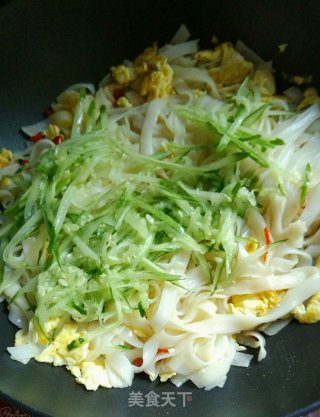 Stir-fried Hor Fun with Shredded Cucumber recipe