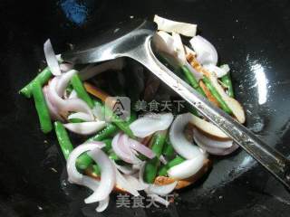 Stir-fried Onion and Plum Peas recipe