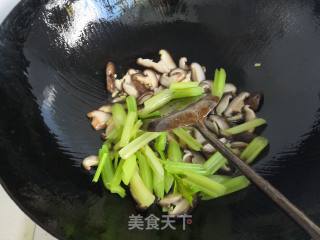 Stir-fried Celery with Shiitake Mushrooms recipe