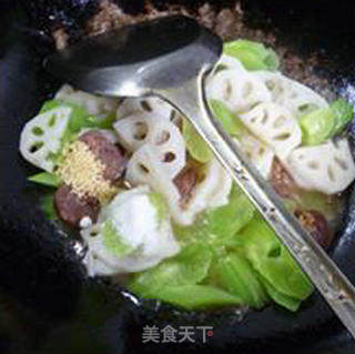 Stir-fried Lotus Root with Spicy Sausage and Lettuce recipe