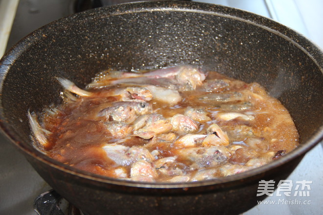 Stewed Small Yellow Croaker with Sauce recipe