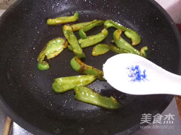 Stir-fried Poached Egg with Green Pepper recipe