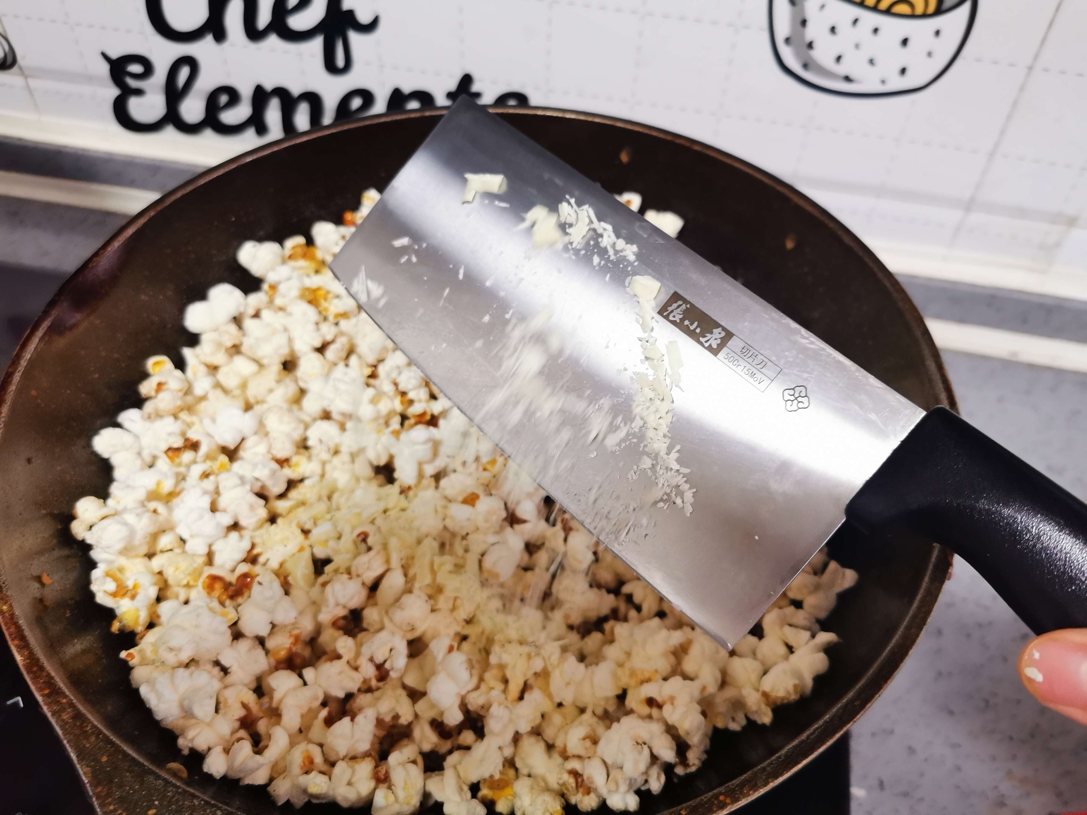 A Must-have Snack for Couples on A Date: White Chocolate Popcorn recipe