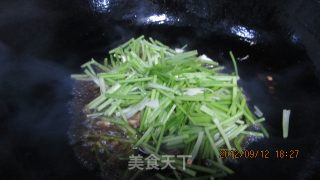 Stir-fried Potato Shreds with Coriander recipe