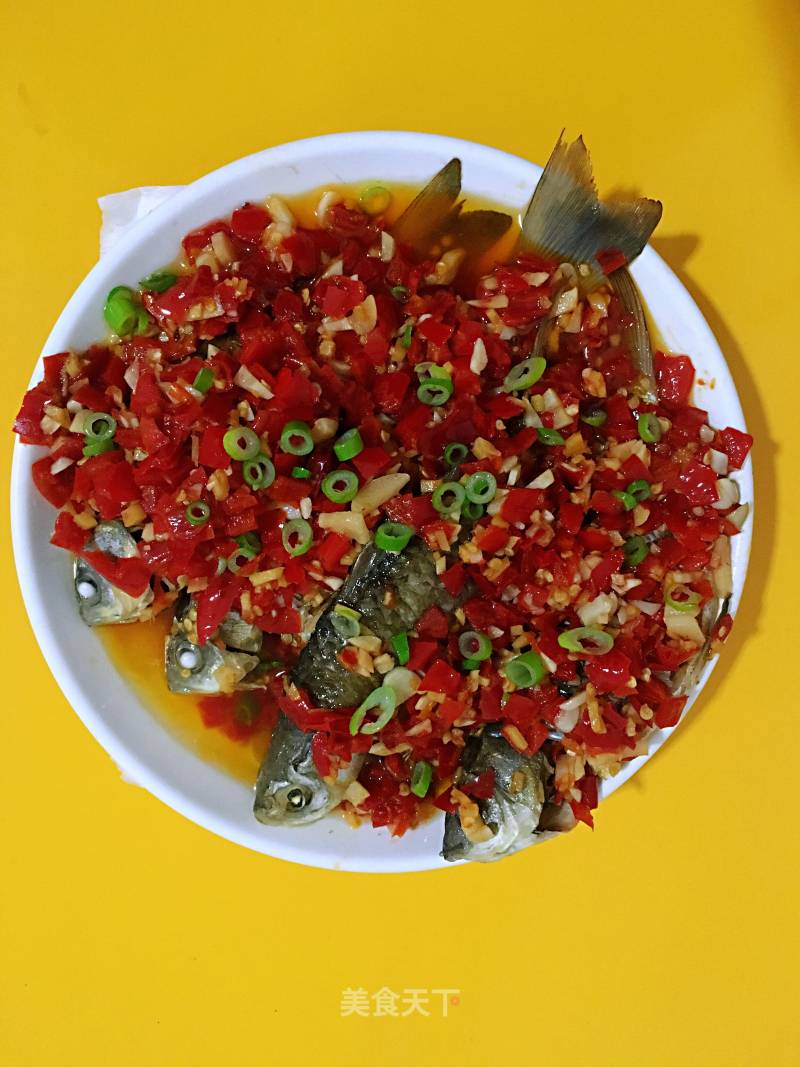 Steamed Crucian Carp with Chopped Pepper recipe