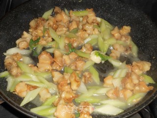 Stir-fried Dongfeng Conch with Celery recipe