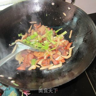 Stir-fried Pork with Celery and Salted Radish recipe