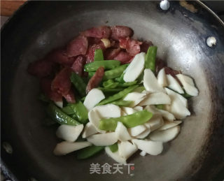 [next Meal] Fried Sausage with Snow Peas recipe