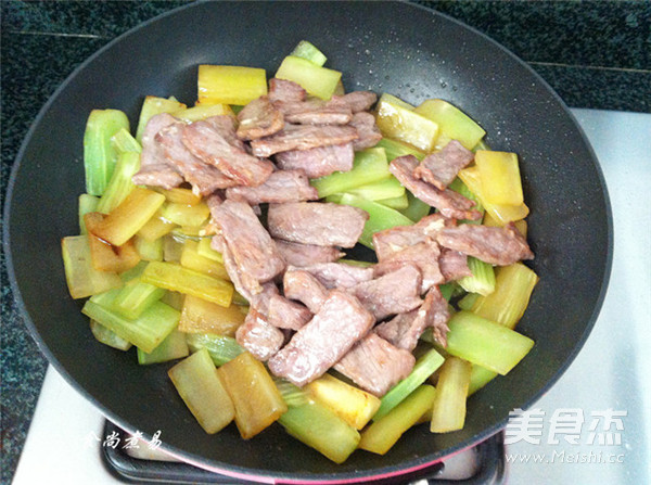 Stir-fried Beef with Wine and Lettuce recipe