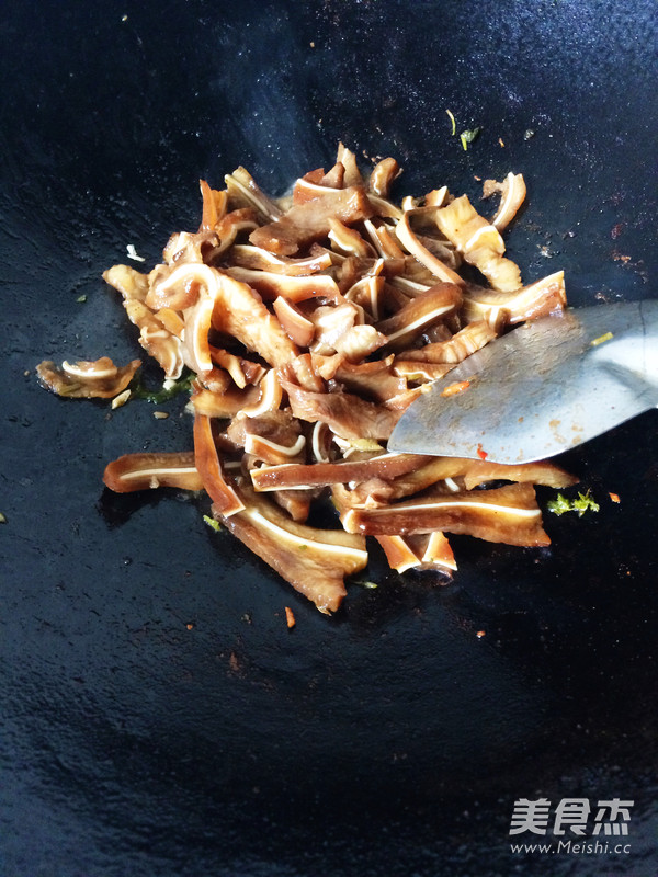 Pork Ears Mixed with Cucumber Shreds recipe