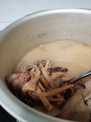 Stewed Cuttlefish Ribs Soup Like Chicken Soup (nourishing Yin and Blood, Standing Soup for The Champion of Staying Up Late) recipe