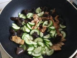 Stir-fried Pork with Cucumber and Black Fungus recipe