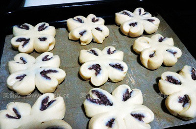 Four-leaf Clover Bread Stuffed with Bean Dregs recipe